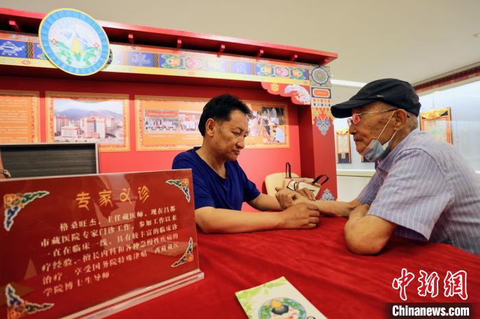 “藏韻瑰寶”藏醫(yī)四部醫(yī)典唐卡珍品展在天津美術(shù)館展出，展覽現(xiàn)場藏醫(yī)專家義診受歡迎?！⒖∩n 攝