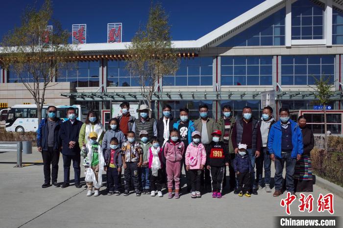 10位接受先心病治療的孩子及家長、工作人員等在日喀則和平機(jī)場合影?！〗w波 攝