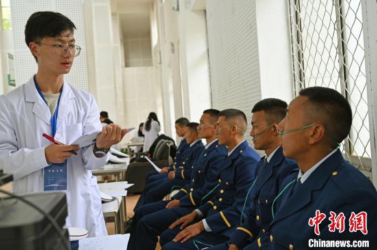 圖為研究團(tuán)隊(duì)成員登記消防員信息。　趙朗 攝
