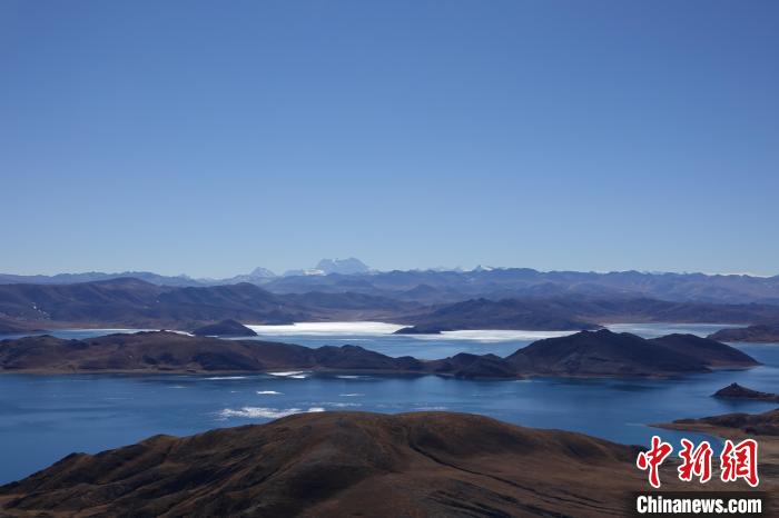 圖為從海拔約5000米的魯日拉觀景臺(tái)俯瞰羊湖?！∪轿木?攝