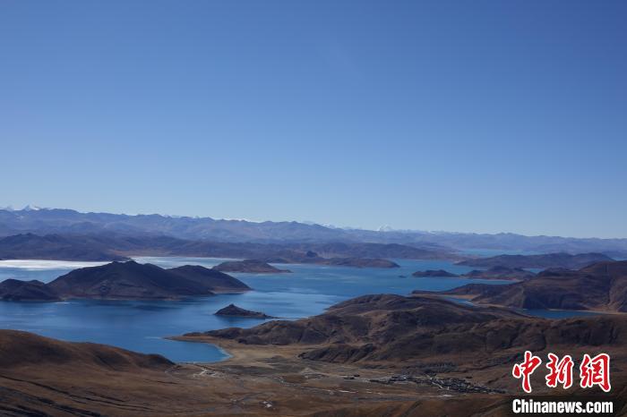 冬日羊卓雍措：湖水湛藍(lán)，如詩(shī)如畫(huà)