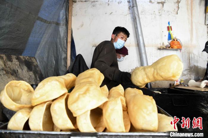 圖為拉薩手藝人制作藏歷新年供品“德卡”?！∝暩聛?lái)松 攝