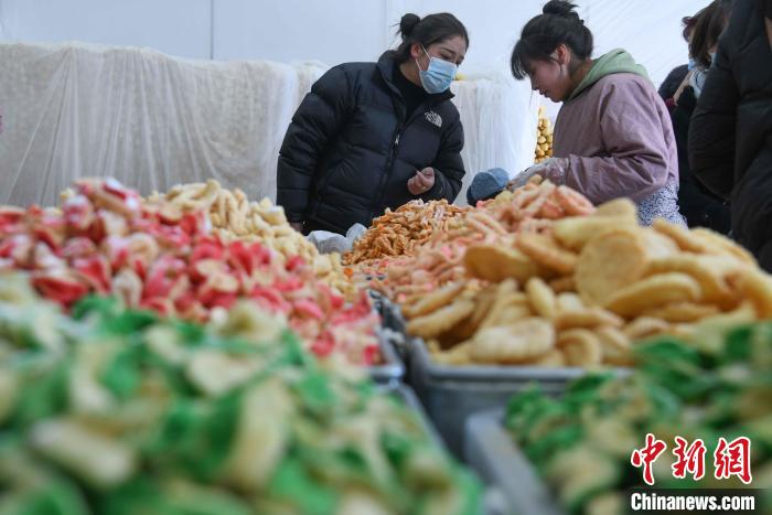 圖為拉薩市民選購(gòu)年貨“卡塞”。　貢嘎來(lái)松 攝