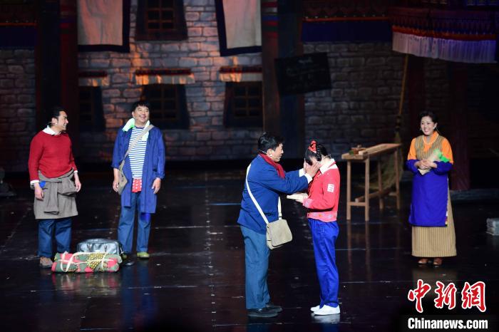 圖為西藏本土話劇《八廓街北院》演出現(xiàn)場?！∝暩聛硭?攝