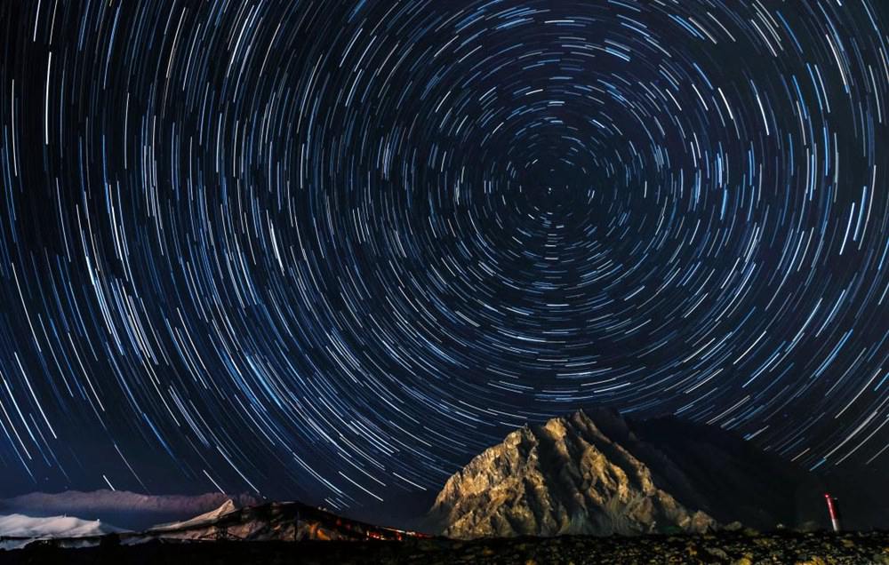 微微風(fēng)簇浪，散作滿(mǎn)河星。貢覺(jué)群培攝