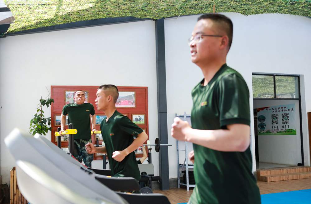 官兵正在新配發(fā)的跑步機上運動。