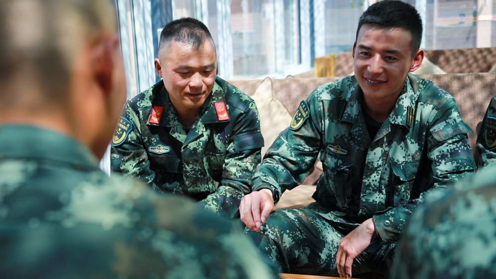 官兵正在陽光棚內(nèi)優(yōu)雅的環(huán)境中下象棋。