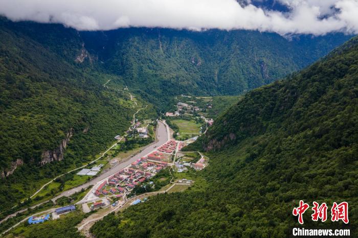 西藏山南勒布溝風(fēng)光。　江飛波 攝