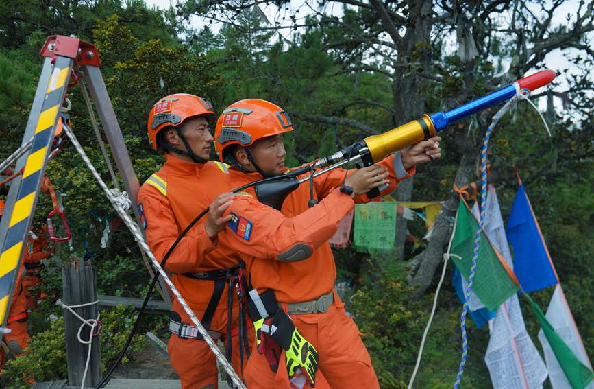 發(fā)射拋投器 。西繞拉翁攝