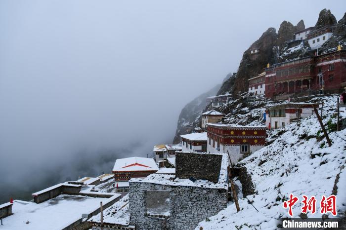 位于孜珠山頂?shù)乃聫R被云霧環(huán)繞，猶如仙境。　江飛波 攝