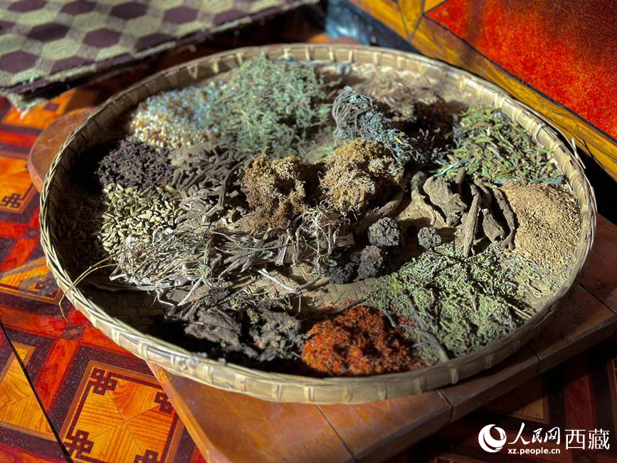 制作藏香的草本原料。人民網(wǎng)記者 次仁羅布攝