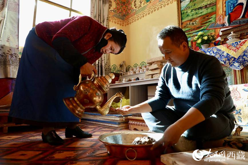 柏木泥與香料糅合成團(tuán)。人民網(wǎng)記者 次仁羅布攝