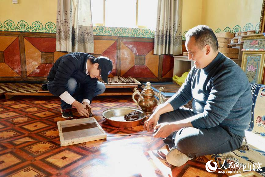 游客正在學(xué)習(xí)制作藏香。人民網(wǎng) 記者次仁羅布攝