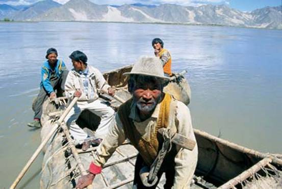 1圖 拉薩渡口的牛皮船。圖片來源《中國西藏》雜志.jpg