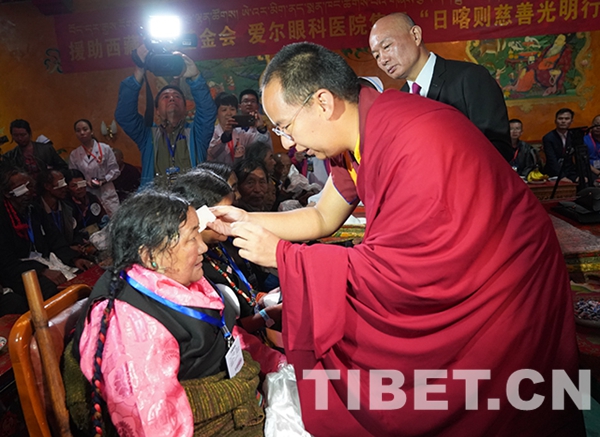 3圖 十一世班禪為益西拉姆（左一）揭紗。攝影：王淑.JPG