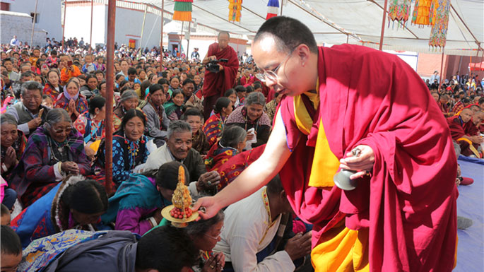 十一世班禪在托林寺為信教群眾舉行長壽灌頂法會并參觀朝拜古格王朝遺址