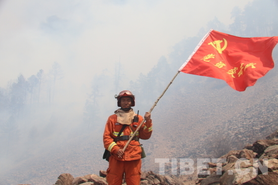 圖為嘎瑪珠杰在火場一線.jpg