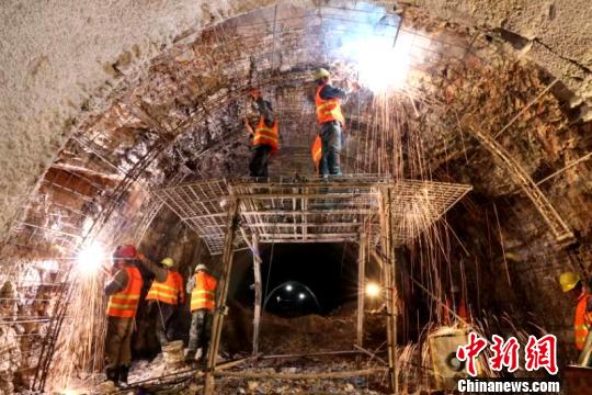 圖為施工人員正在進行隧道支護焊接作業(yè)?！￡悤?攝