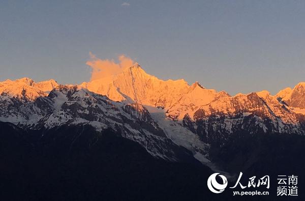 迪慶梅里雪山“日照金山”景觀。（供圖）