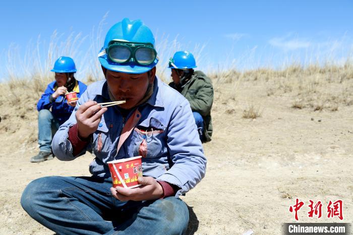 青海藏鄉(xiāng)脫貧致富見聞：“電通了，日子也富裕了”