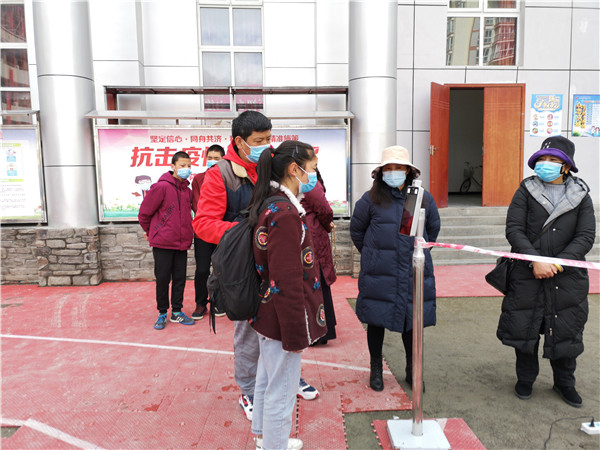 圖片默認(rèn)標(biāo)題_fororder_1、學(xué)生排隊進入校園-攝影-左斌
