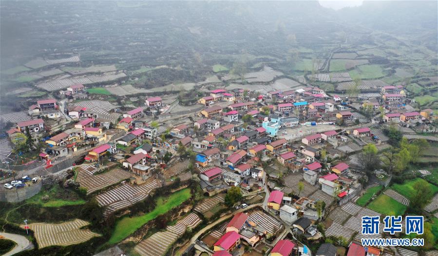 (脫貧攻堅(jiān)·圖片故事)(1)扶貧相冊(cè)——藏族村寨的脫貧“貼心人”