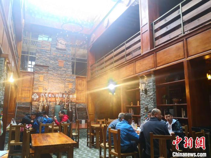圖為扎尕那的藏式民宿酒店中，游客正在用餐。　史靜靜 攝