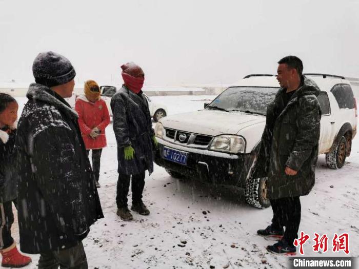圖為扎西鬧吾(右一)與當(dāng)?shù)啬翍艚徽?。郵儲(chǔ)銀行青海省分行供圖