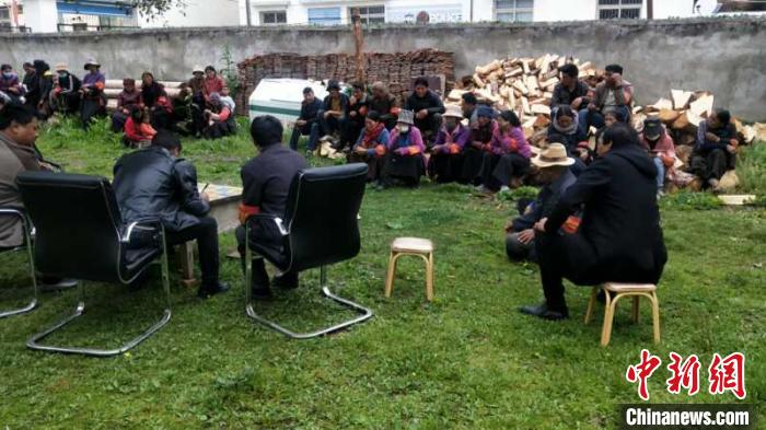 村民接受防火常識教育。若爾蓋縣林業(yè)和草原局供圖