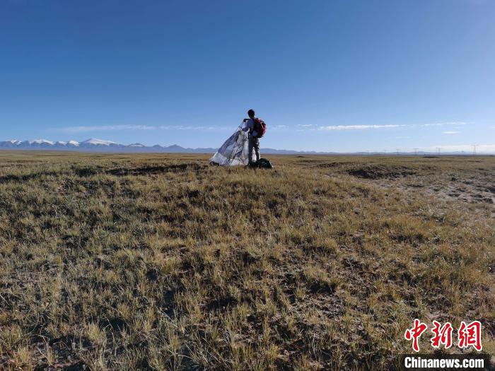 圖為索南達(dá)杰保護(hù)站保護(hù)隊(duì)員在可可西里找到露營(yíng)的葉某?！∴嚭Ｆ?攝