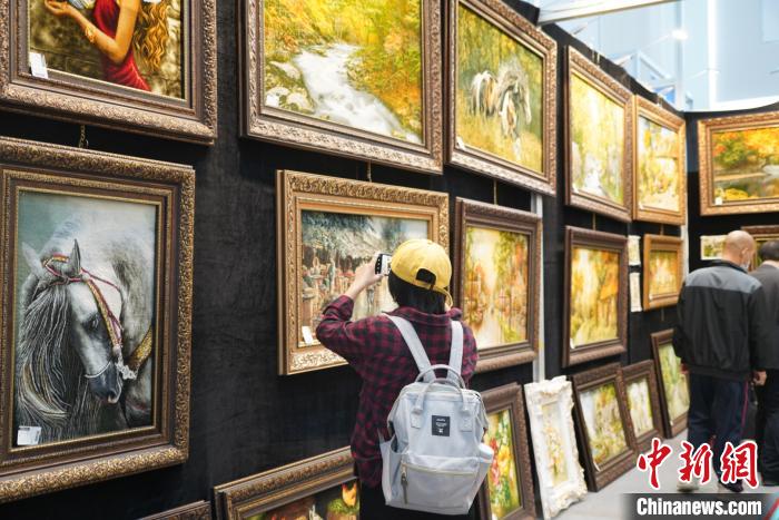 國(guó)內(nèi)外精品藏毯亮相青海生態(tài)（產(chǎn)業(yè)）博覽會(huì)暨藏毯展眾多客商前來(lái)咨詢