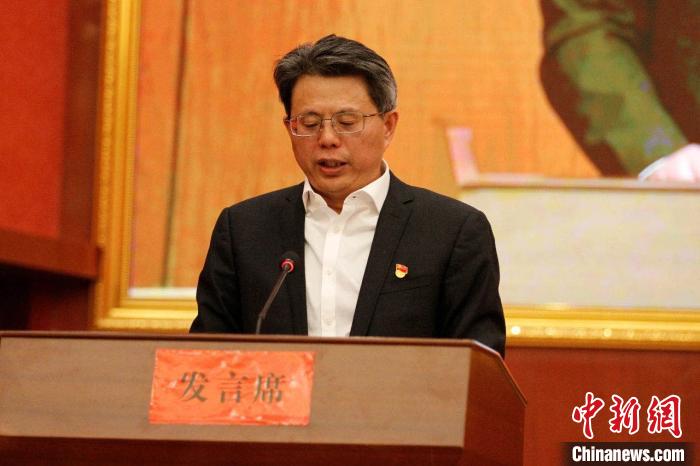 圖為果洛州委常委、副州長(zhǎng)、上海市援青聯(lián)絡(luò)組組長(zhǎng)馮志勇總結(jié)對(duì)口支援十年工作。　果洛州委宣傳部供圖 攝