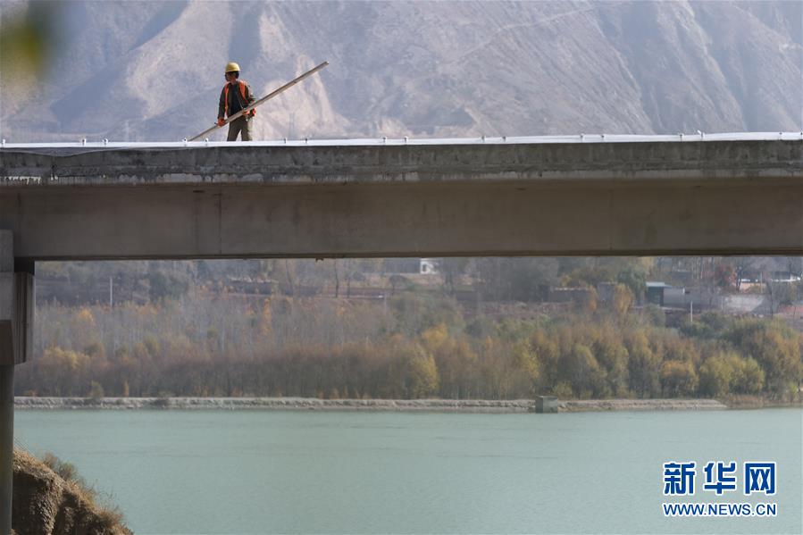 (經(jīng)濟(jì))(2)青海馬康公路進(jìn)入路面施工階段