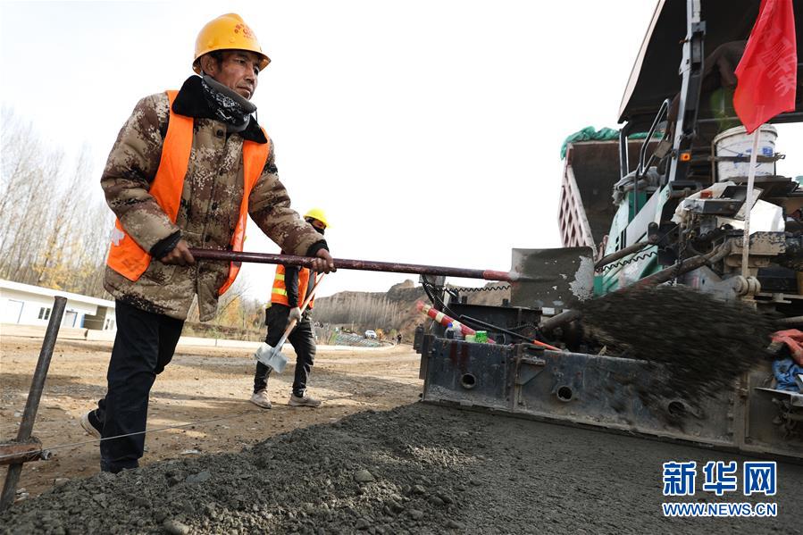 (經(jīng)濟(jì))(3)青海馬康公路進(jìn)入路面施工階段