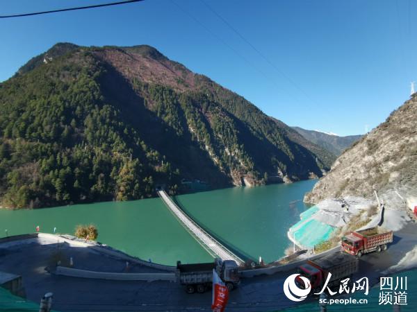 這條單跨353米索道橋，是全國最長的民用重載索道橋，技術(shù)要求高，施工難度極大。僅完成進(jìn)行便道、索道橋施工就用了一年時(shí)間。郭瑩 攝