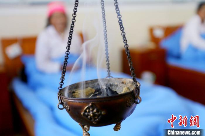 圖為藏醫(yī)熏藥療法?！「哒?攝