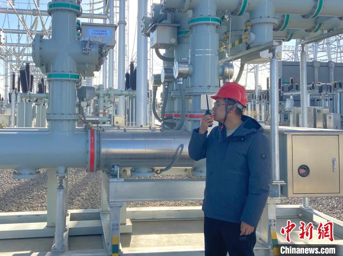 圖為國網(wǎng)青海檢修公司專業(yè)人員在沙柳變電站驗收設備?！√岂?攝