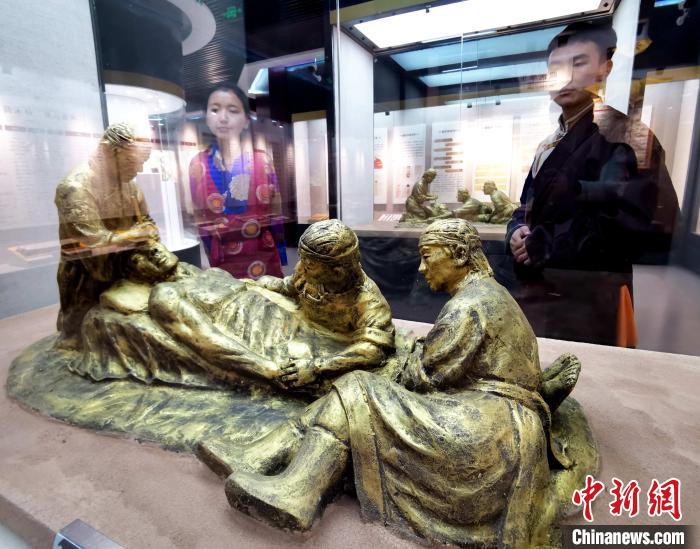 圖為模擬的藏醫(yī)眼科手術(shù)場(chǎng)景。　張?zhí)砀?攝