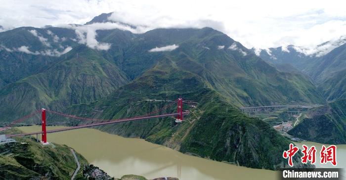 圖為雅康高速瀘定大渡河大橋?！⒅铱?攝