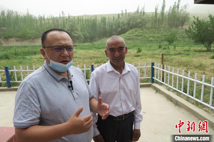 圖右為普魯村當(dāng)年迎接進(jìn)藏先遣連入村的見證者后代西日普·依布地?！畛坛?攝