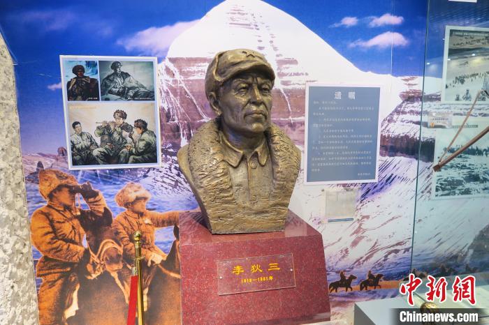 圖為南疆軍區(qū)某合成團(tuán)1連榮譽室，雕像是進(jìn)藏先遣英雄連總指揮李狄三?！畛坛?攝
