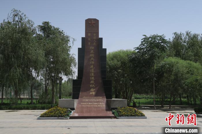 圖為位于于田縣中心的中國人民解放軍獨立騎兵師先遣連進(jìn)藏紀(jì)念碑?！畛坛?攝