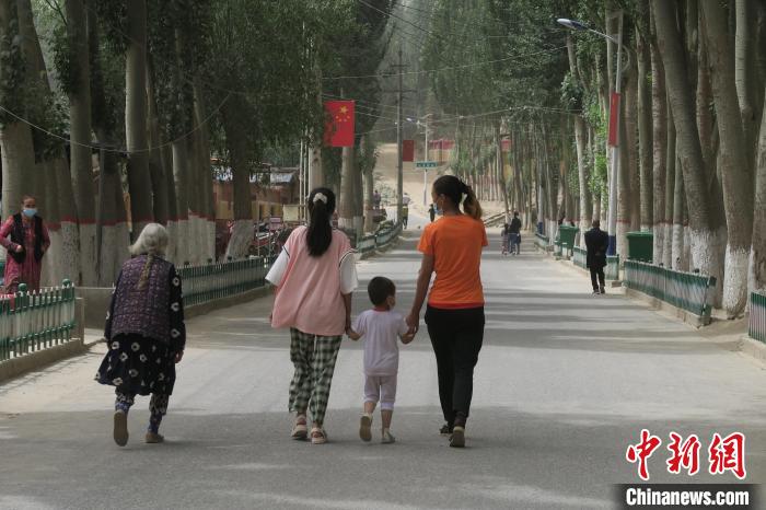 圖為進(jìn)藏先遣英雄連誓師地原址所在的新疆維吾爾自治區(qū)和田地區(qū)于田縣普魯村現(xiàn)貌?！畛坛?攝