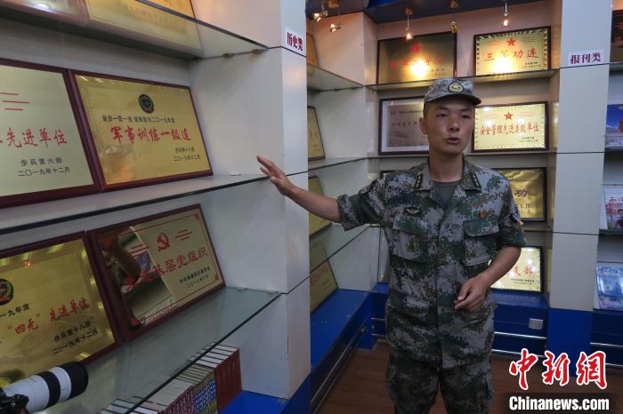 圖為南疆軍區(qū)某合成團(tuán)1連連長齊楠?！畛坛?攝