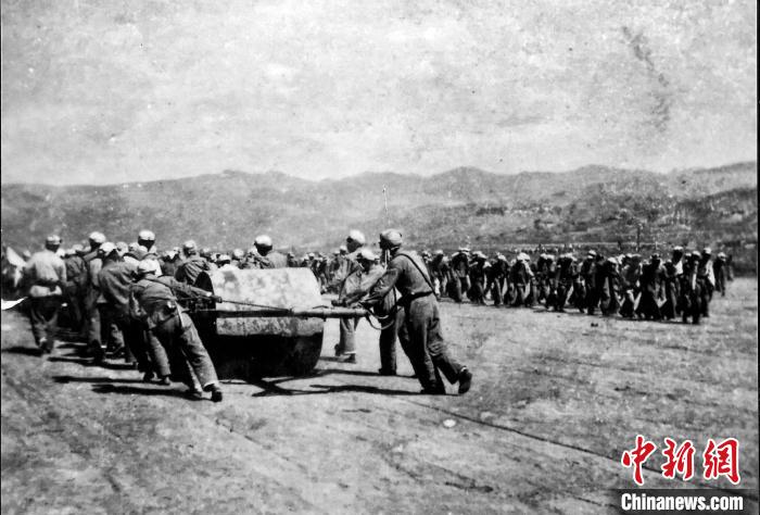 十八軍戰(zhàn)士修建機場跑道。(歷史圖片由十八軍后代張小康提供，劉炳科翻拍)