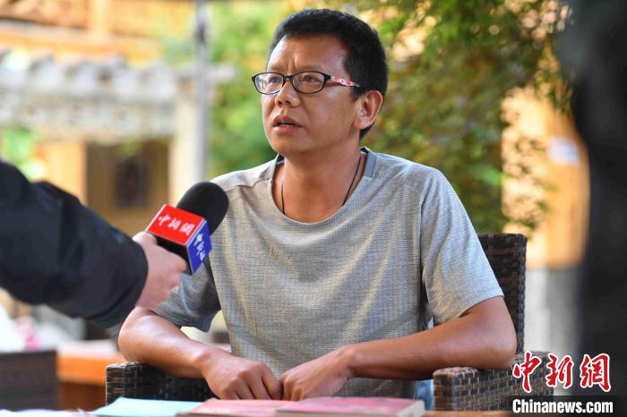 圖為和澗秋接受記者采訪?！⑷疥?攝