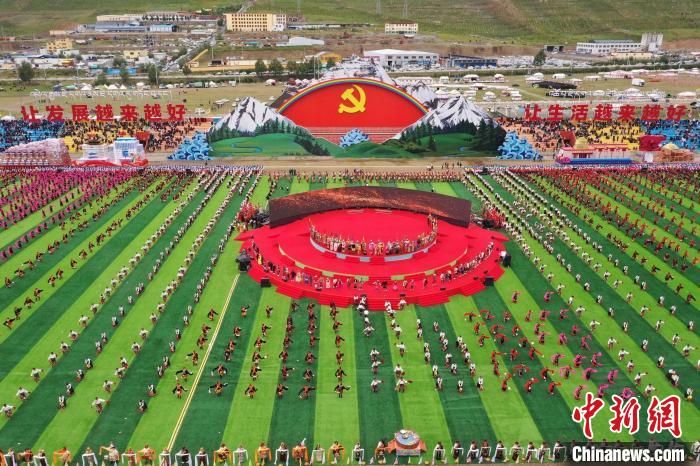 圖為玉樹(shù)藏族自治州成立70周年慶祝大會(huì)現(xiàn)場(chǎng)?！●R銘言 攝