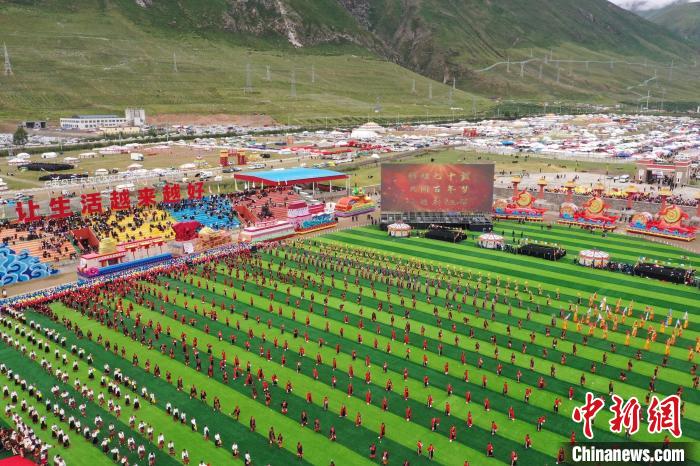 圖為玉樹藏族自治州成立70周年慶祝大會現(xiàn)場?！●R銘言 攝