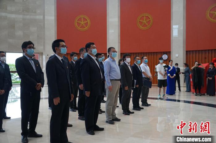 圖為掛牌儀式現(xiàn)場?！∨擞隄?攝