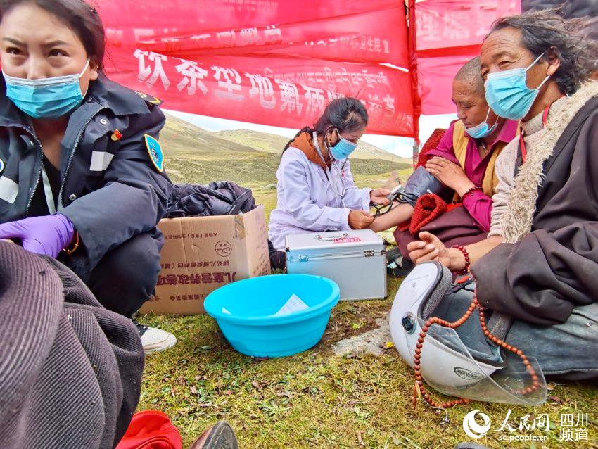 給牧民檢查身體。巴登攝